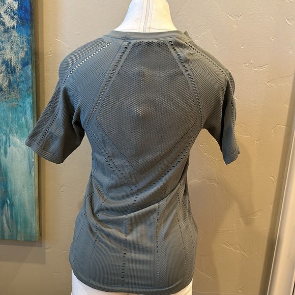 Athleta Tshirt - Picture 2 of 3